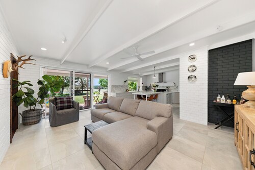 Luxury Wamboin Farmhouse- Spa, Chef’s Kitchen, 5BR