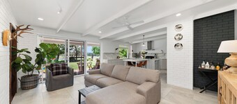 Luxury Wamboin Farmhouse- Spa, Chef’s Kitchen, 5BR