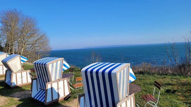 Terraza al aire libre con vistas al mar.