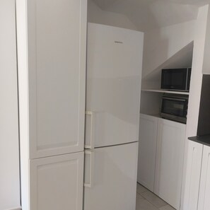 A kitchen with white cabinets, a Samsung refrigerator, a microwave, and an oven. - Villa Relax hot tub with panorama, about m. 300 from the beach (VILLASIMIUS)