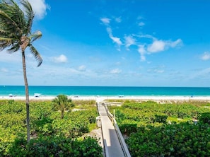 Beach - Beachfront 3BR/3BA condo with pool, WiFi, and heated outdoor pool. (Marco Island)