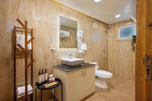 Ein modernes Badezimmer mit Waschbecken, Toilette und Dusche.