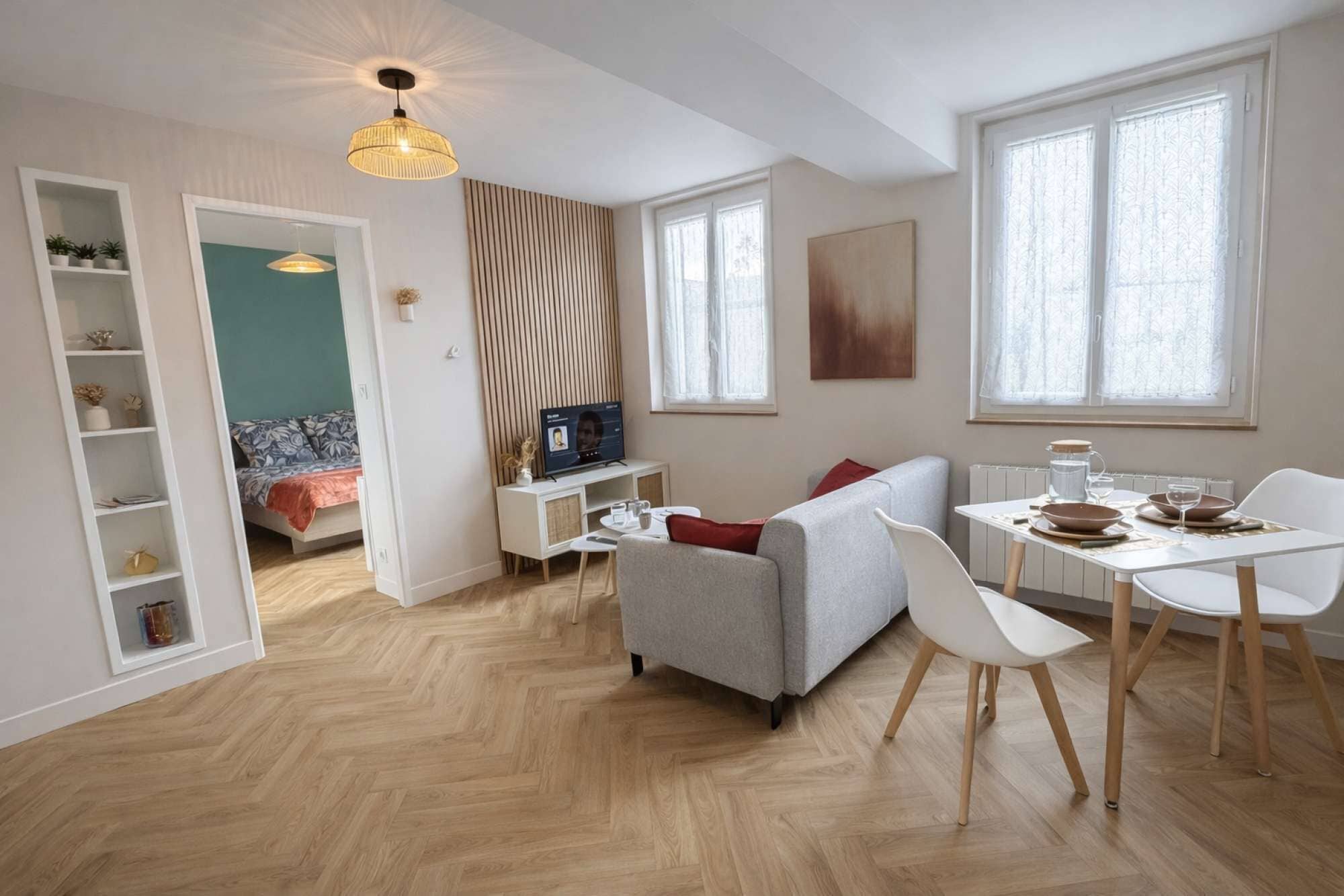 Un salon moderne avec un canapé, une table à manger et un téléviseur.