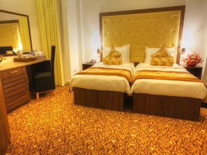 Deluxe Double Room, Balcony, City View - Queensbury City Hotel - Nuwaraeliya (Nuwaraeliya)