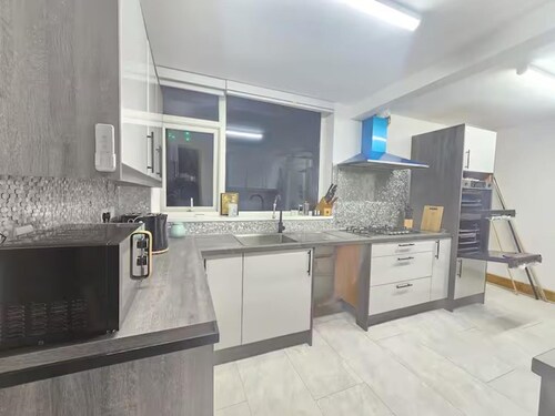 House - Sleeps 12 - Parking