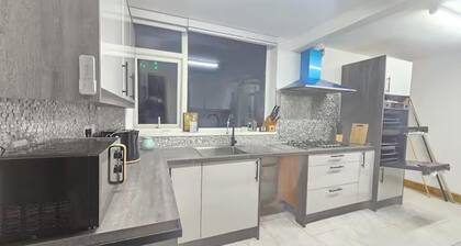 House - Sleeps 12 - Parking
