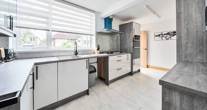 House - Sleeps 12 - Parking