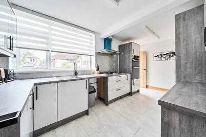 House - Sleeps 12 - Parking