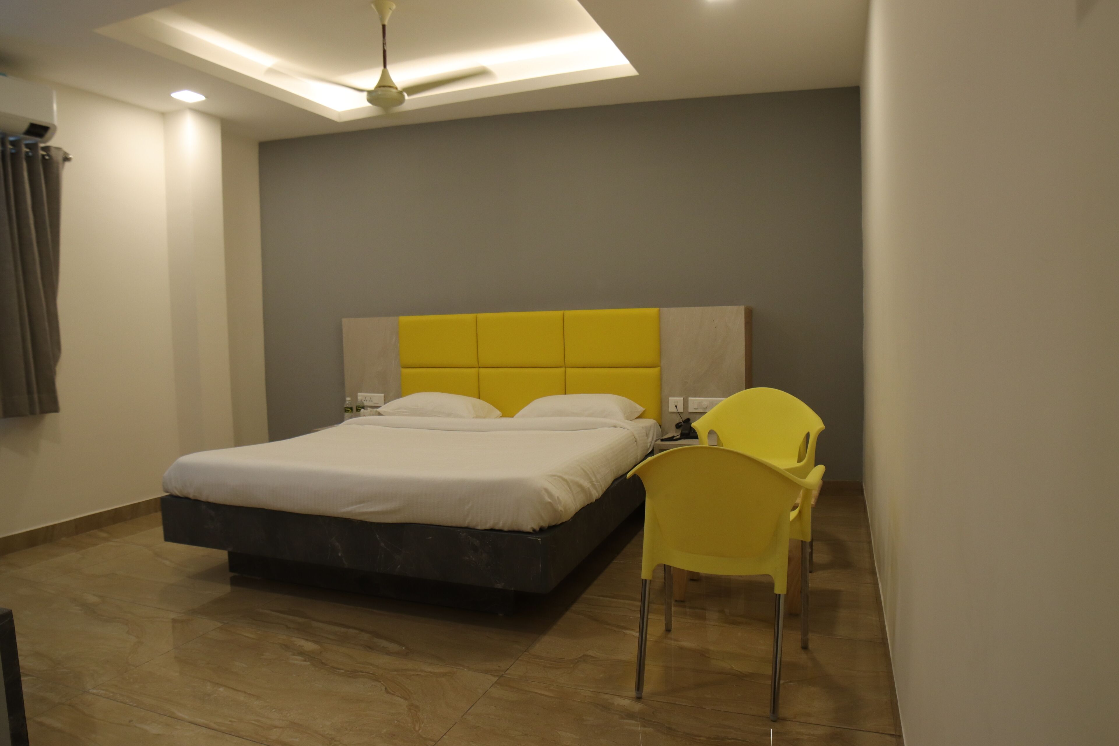 Quarto casal luxo | Escrivaninha, espaço de trabalho para notebook, Wi-Fi de cortesia