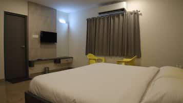 Standard Double Room | Desk, laptop workspace, free WiFi
