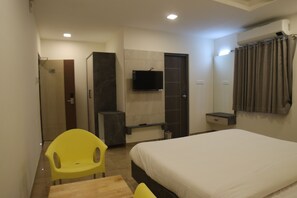 Quarto casal standard | Escrivaninha, espaço de trabalho para notebook, Wi-Fi de cortesia