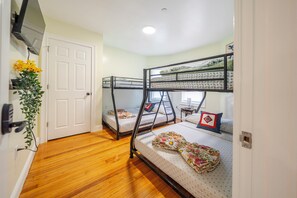 Room - Bright & Stylish 4BR House • Boston Getaway w/ Free Parking & Pet-Friendly 27 (Boston)