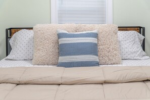 Room - Bright & Stylish 4BR House • Boston Getaway w/ Free Parking & Pet-Friendly 27 (Boston)