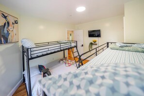 Room - Bright & Stylish 4BR House • Boston Getaway w/ Free Parking & Pet-Friendly 27 (Boston)