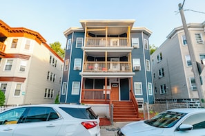 Exterior - Bright & Stylish 4BR Apt • Boston Getaway w/ Free Parking & Pet-Friendly 27 (Boston)