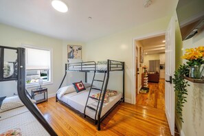Room - Bright & Stylish 4BR House • Boston Getaway w/ Free Parking & Pet-Friendly 27 (Boston)