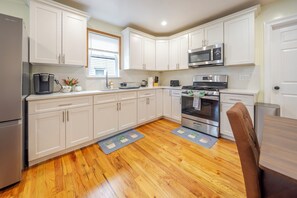 Private kitchen - Bright & Stylish 4BR House • Boston Getaway w/ Free Parking & Pet-Friendly 27 (Boston)