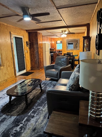 スマートテレビ. Enjoyable 1-bedroom house with AC in charming Buckville