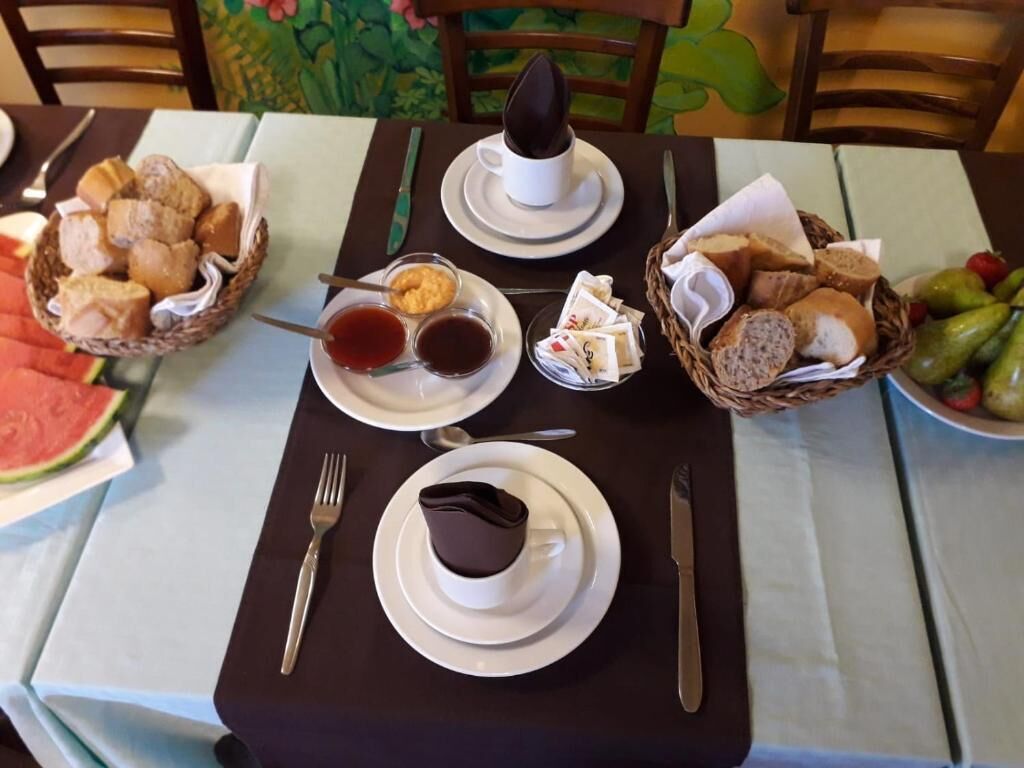 Une table dressée avec une variété de plats, notamment du pain, des pâtisseries et un petit bol de soupe.