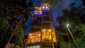 A multi-story building with illuminated balconies and a staircase leading to the entrance. - Jenora Hills - Kandy (Kandy)