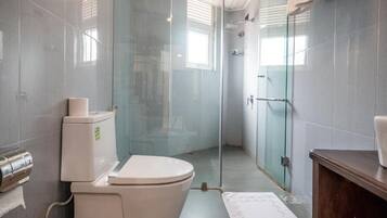 Quarto casal luxo, sacada, vista para a montanha | Banheiro | Chuveiro, produtos de toalete grátis
