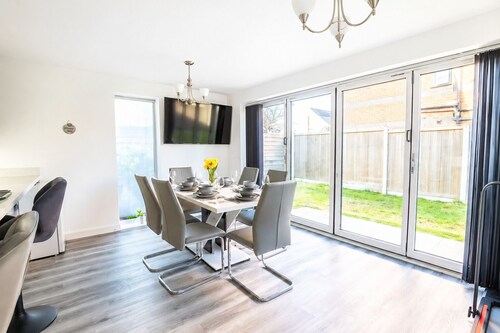 Delux - Spacious - 4 bedrooms 6 beds 3 bathrooms - New Home in Manchester