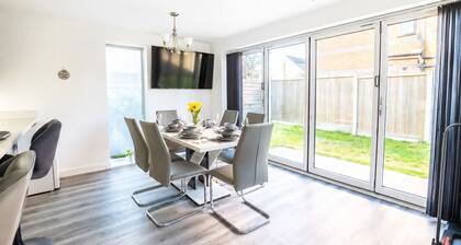 Delux - Spacious - 4 bedrooms 6 beds 3 bathrooms - New Home in Manchester