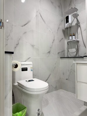 Shower, free toiletries, hair dryer, towels - SUNRIO BEACH HOTEL SICHON (Tambon Thung Prang)