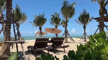 Privatstrand, Liegestühle, Sonnenschirme, Strandtücher