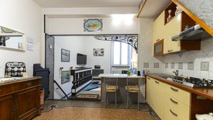 Una cocina con comedor, una escalera y un ventanal.