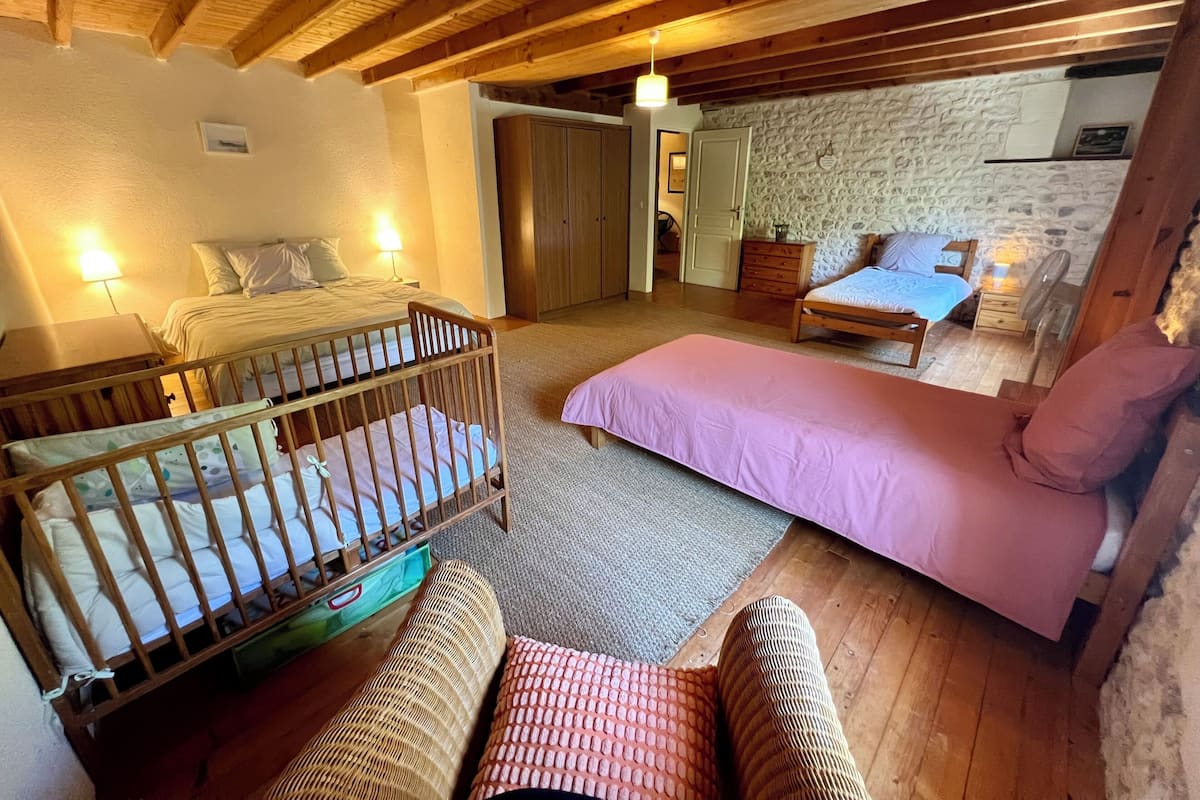 Free WiFi, bed sheets