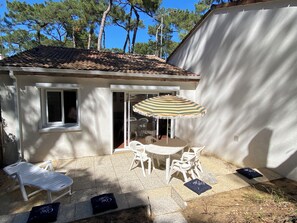 Outdoor dining - Vrbo Property (Jard-sur-Mer)