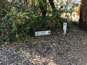 Un cartel con indicaciones hacia la 'Allee de Verlaine' y la 'Allee des Saules'.