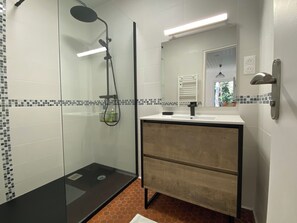 Bathroom - Vrbo Property (Jard-sur-Mer)
