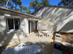 Outdoor dining - Vrbo Property (Jard-sur-Mer)