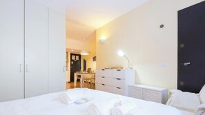 A bedroom with a bed, a desk, and a chair. - Beach 1m| 4 People| Sea Apartment by Tilo (Sestri Levante)