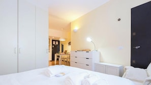 Ein Schlafzimmer mit einem Bett, einem Schreibtisch und einem Stuhl.