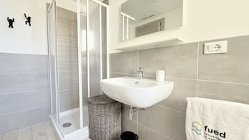 Ducha, bidet, toallas