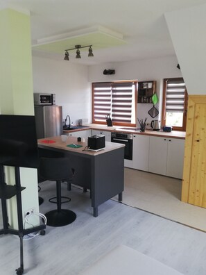 A compact kitchen with a microwave, a sink, and a coffee maker. - Quiet apartment with very large roof terrace (Wittenburg)