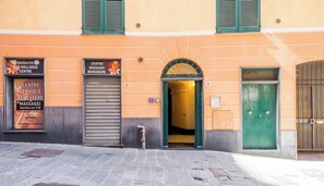 A building with a sign for a wellness center, a service center, and a massage center. - Aquarium 5'| 1BR | A/C| By Tilo (Genoa)