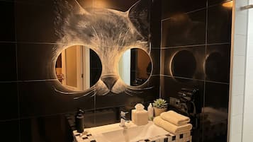 Comfort Apartment, River View | Bathroom | Shower, hair dryer, towels, soap