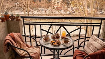 Comfort Apartment, River View | Outdoor dining