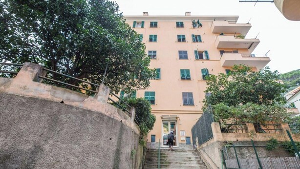 A multi-story building with a staircase leading to the entrance, surrounded by greenery. - Beach 7M| 1BR| Wifi| Nervi Park By Tilo (Genova)