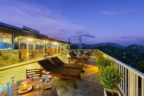 Phòng đôi Cao cấp, ban công, quang cảnh núi | Khu ẩm thực ngoài trời