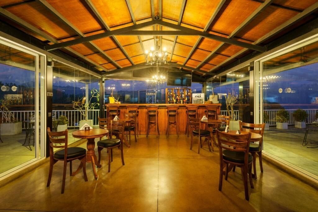 Habitación doble de lujo, balcón, vista a la montaña | Bar (en la propiedad)