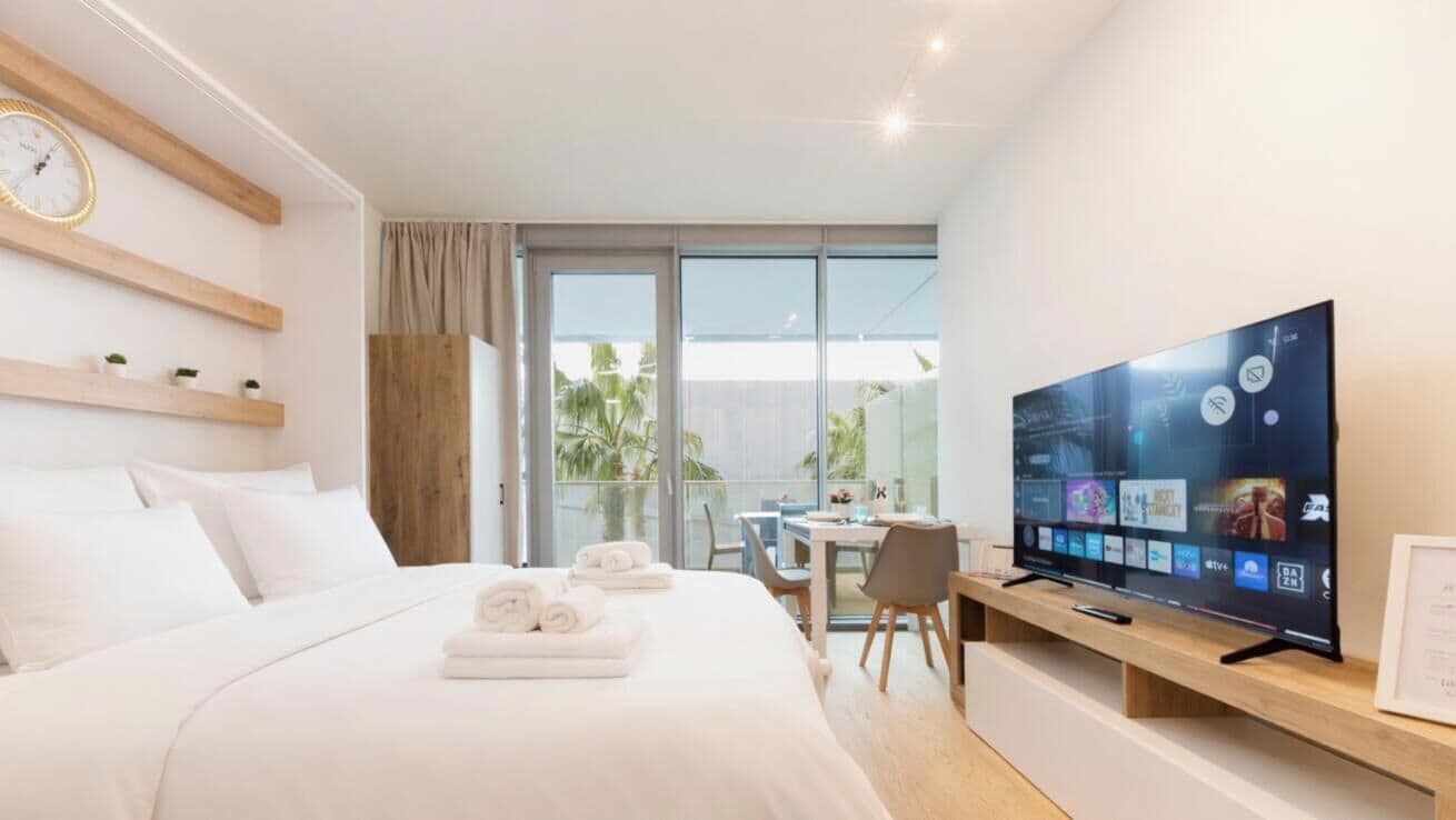 1 habitación y tabla de planchar con plancha 