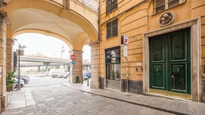 A street with a green door, a stop sign, and a building with a sign that says 'WORKSHOP'. - Aquarium 1'| 3BR| A/C|Parking| City Center By TILO (Genova)