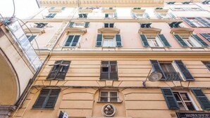 A building with multiple windows, some with shutters, and a sign that reads 'WORKSHOP.' - Aquarium 1'| 3BR| A/C|Parking| City Center By TILO (Genova)