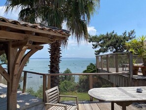 Outdoor dining - Vrbo Property (Lège-Cap-Ferret)