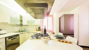 A kitchen with a stove, sink, and refrigerator. - Ferrari | Room | Street XX | By Tilo (Genoa)